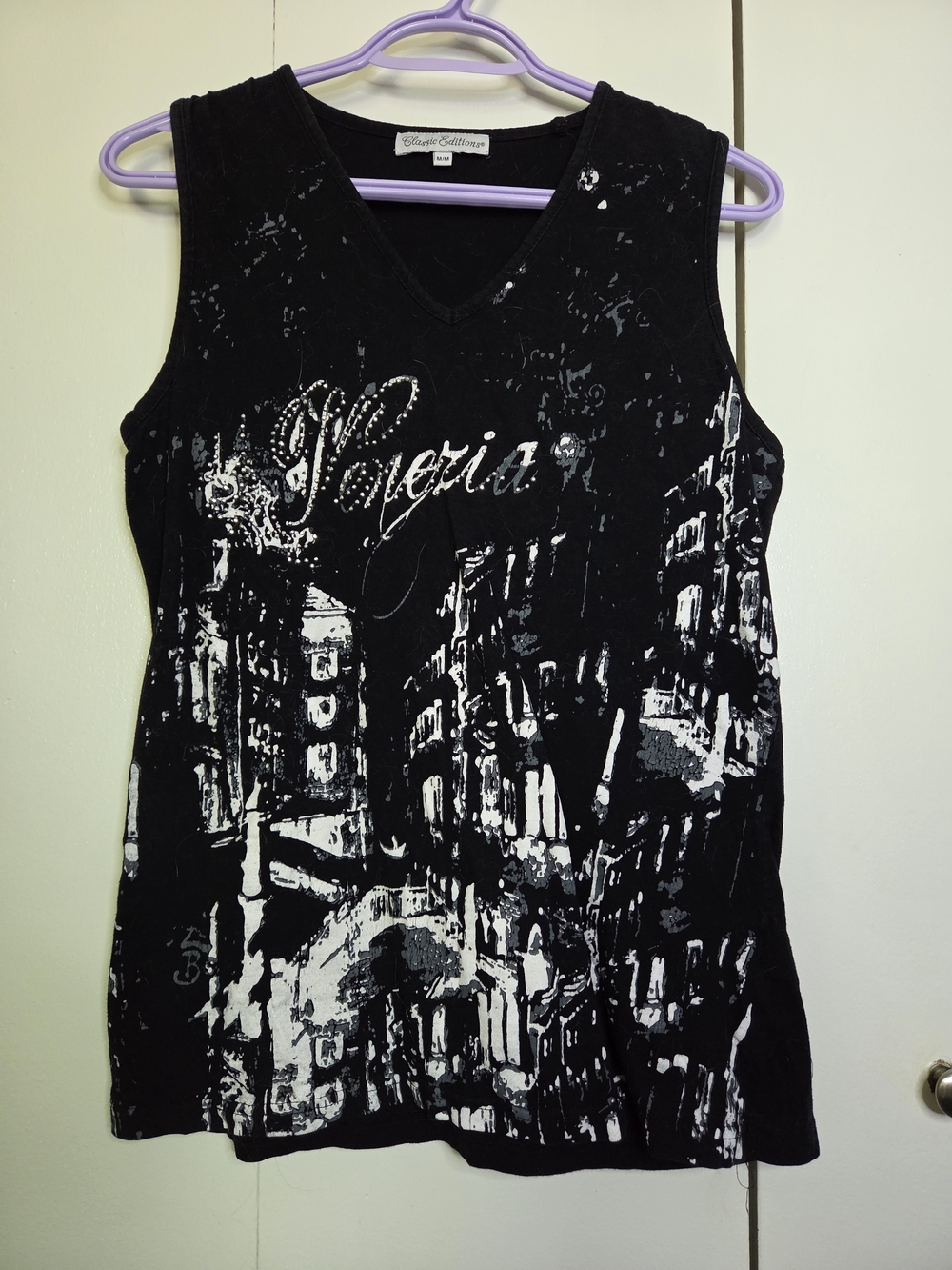 Classic Editions Women's M Black Graphic V-Neck Tank with White City Print